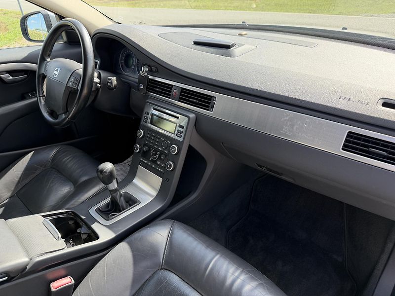 Volvo V70 2.4 D5 KŮŽE NAVIGACE SERVISKA - fotka 32 z 44
