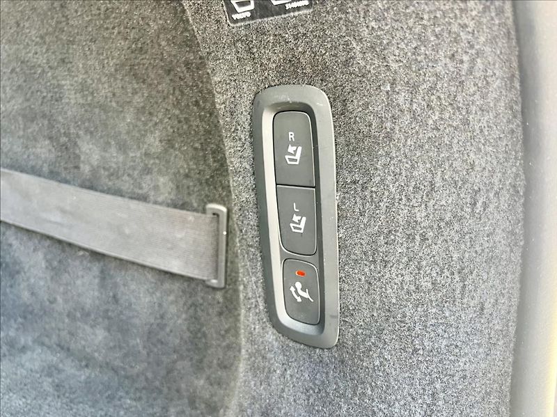 Volvo V90 2,0 T4 Drive-E R-Design Auto - fotka 17 z 48