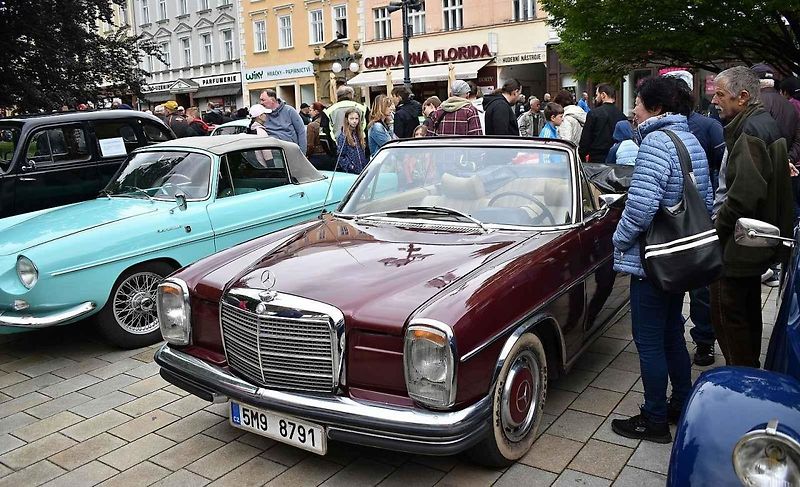 Tradiční sraz autoveteránistů na náměstí T. G. Masaryka v Prostějově. 18. května 2025