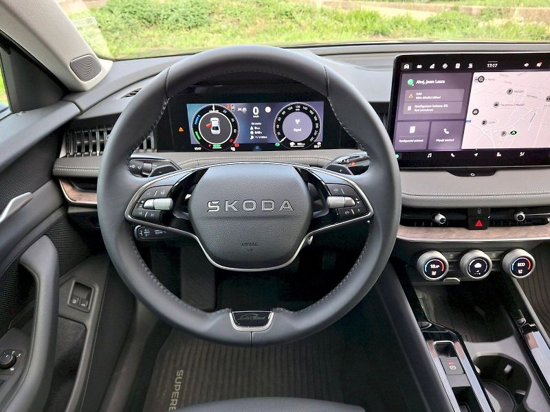 Škoda Superb (2025) iV L&K DSG 1,5TSi 150kW - fotka 16 z 35
