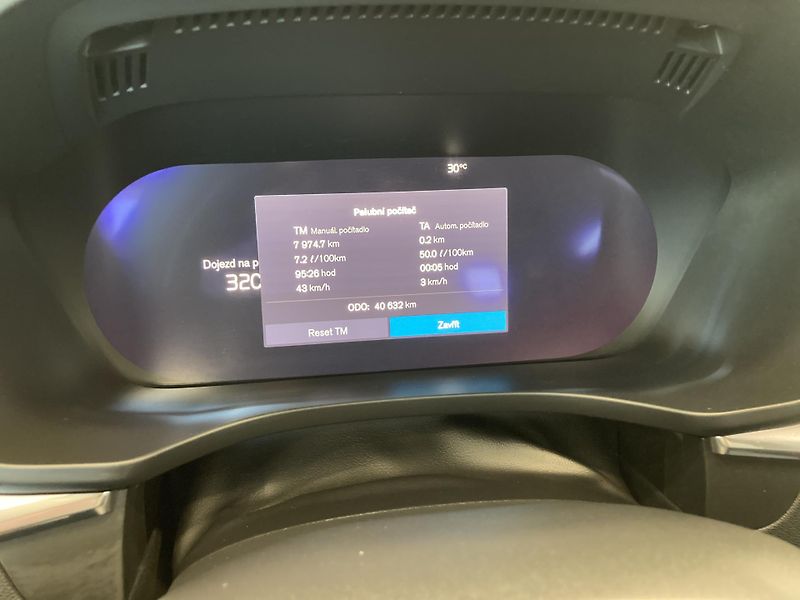 Volvo XC60 B4 AWD PLUS DARK AT8, ČR - fotka 19 z 26