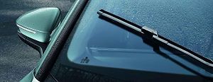 Škoda dokážou po ostříknutí čelního skla provést ještě dodatečné setření zbylých kapek, funkce je mezi řidiči známá jako teardrop wipe.