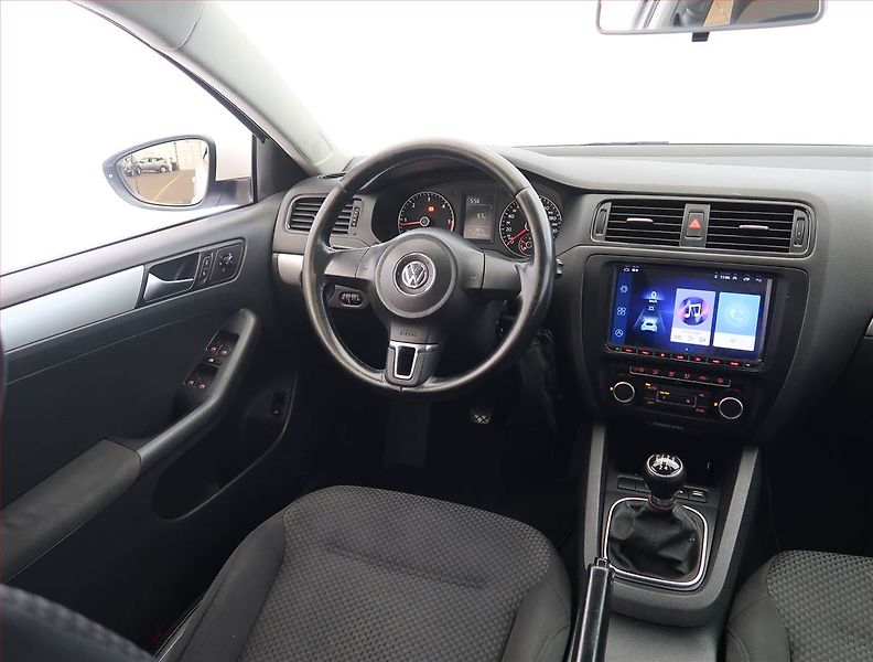 Volkswagen Jetta (2011) 1.6 TDI, Park. senzory - fotka 7 z 15