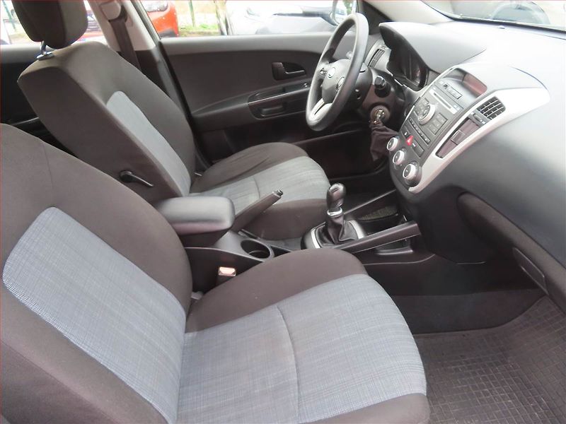 Kia Ceed (2010) 1.4 CVVT, Serv.kniha, Tempomat - fotka 9 z 16