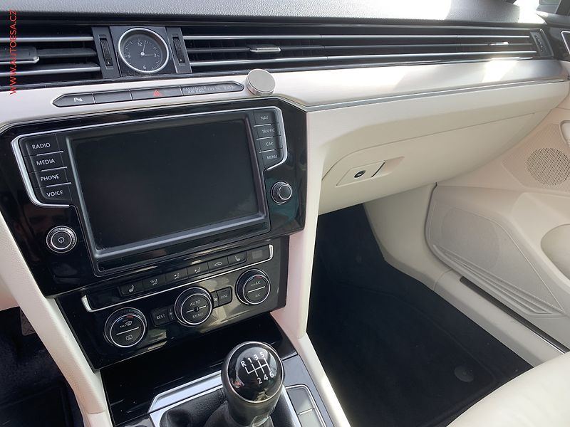 Volkswagen Passat (2015) 2.0 TDi, Highline, LED, navi - fotka 14 z 20