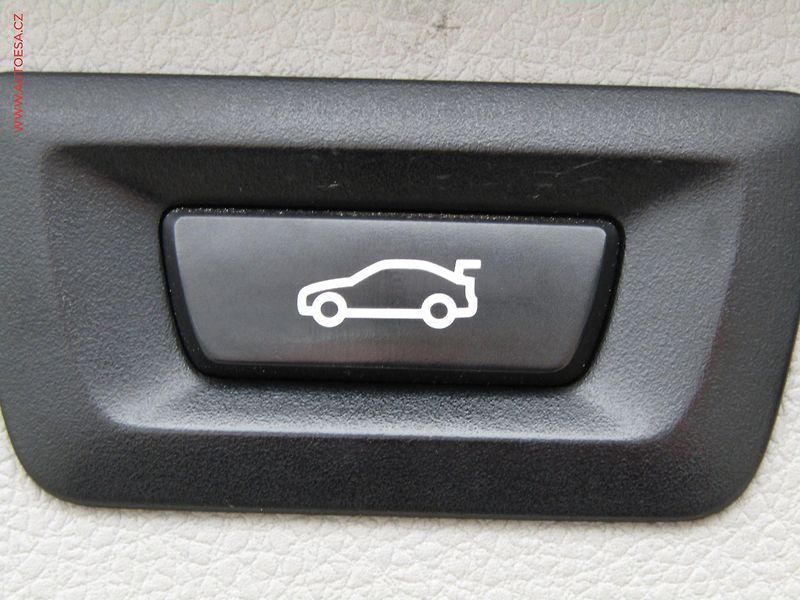 BMW Řada 3 (2019) 2.0 D 318d, LED, autoAC - fotka 20 z 21