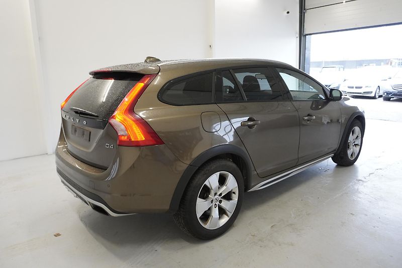 Volvo V60 (2016)  D4 MOMENTUM - fotka 5 z 24