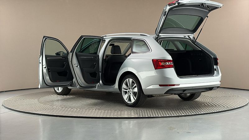 Škoda Superb 2.0 TDI DSG Style Combi - fotka 7 z 31