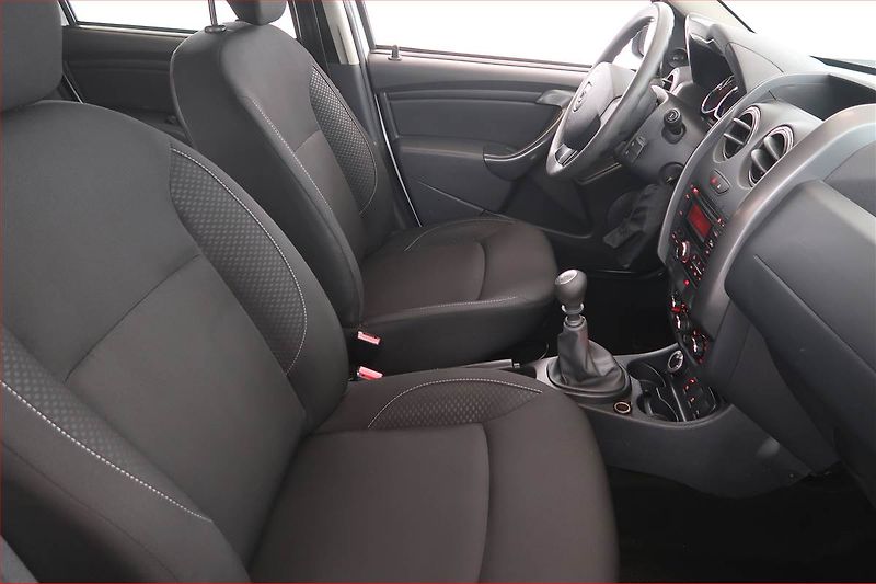 Dacia Duster (2016) 1.6 SCe, 4X4, Park. senzory - fotka 9 z 15
