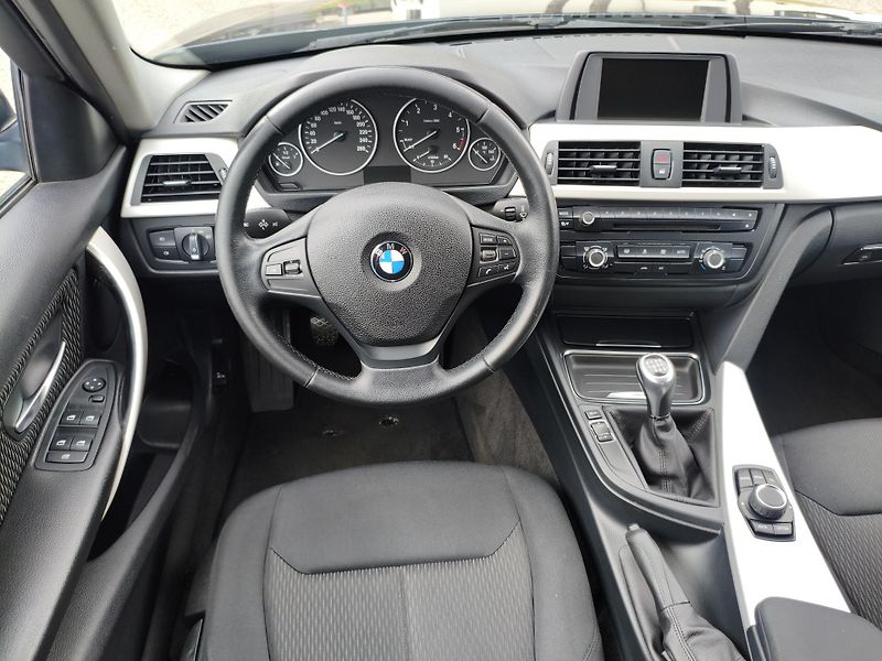 BMW Řada 3 (2013) 318 D 105Kw combi - fotka 16 z 31