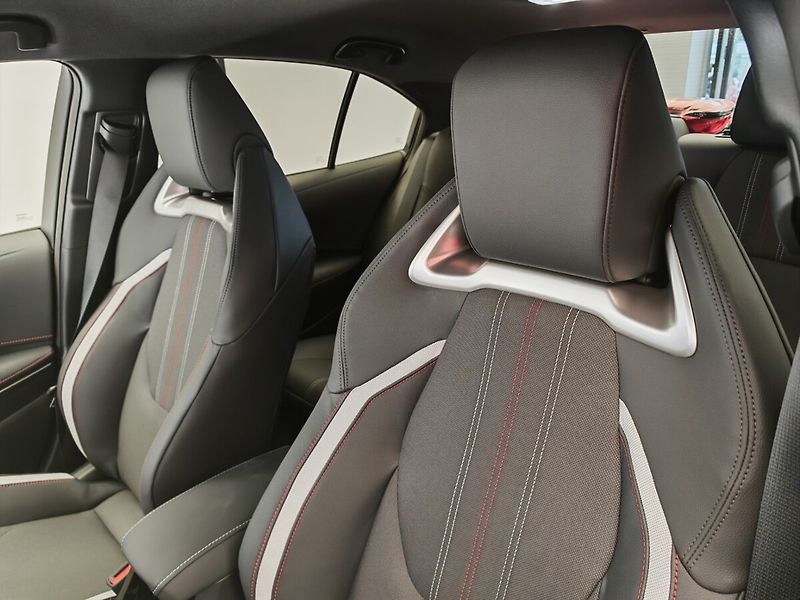 Toyota Corolla 1.8 GR SPORT - fotka 16 z 35