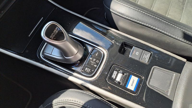 Mitsubishi Outlander 2.4 PHEV 4WD Business - fotka 28 z 28