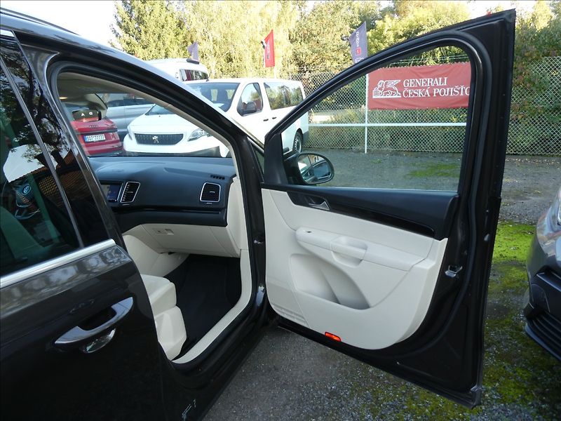 Volkswagen Sharan 2,0 TDi HIGHLINE, rezervace - fotka 25 z 50