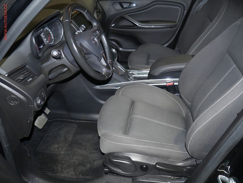 Opel Zafira (2018) 2.0 Tourer, Automat - fotka 9 z 20