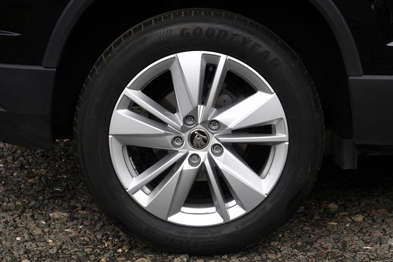 Škoda Karoq 1.5 TSI 110 kW, Kamera,Keyless - fotka 11 z 41