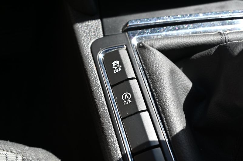Škoda Superb 2.0TDI 103KW Ambition 9/2012 - fotka 16 z 38
