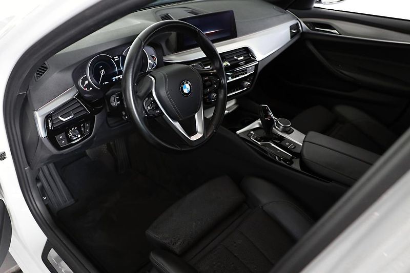 BMW Řada 5 520d xDrive Touring - fotka 8 z 14