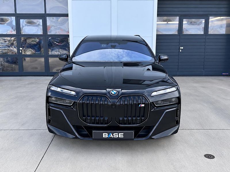 BMW i7 xDrive60 - fotka 2 z 31