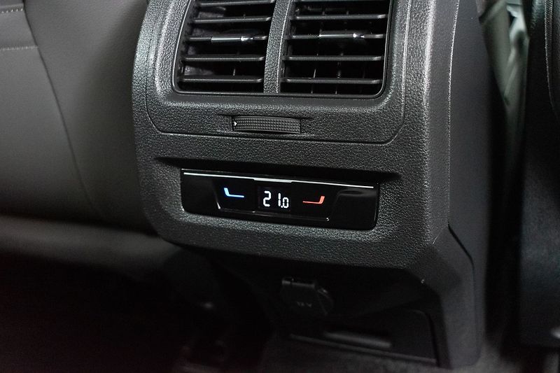 Volkswagen Touran 1.5 TSI TAŽNÉ*7.MÍST*DPH*ČR 1M - fotka 17 z 46