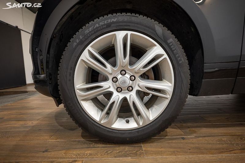 Land Rover Range Rover Velar 2.0 P250 184 kW - fotka 32 z 33