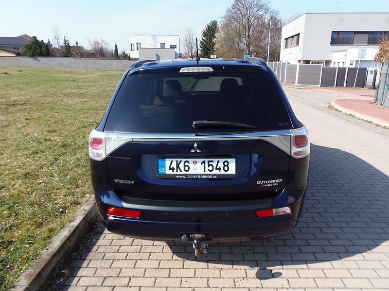 Mitsubishi Outlander (2013) 2.2 Di-D 4x4 AUTOMAT tažné - fotka 6 z 23