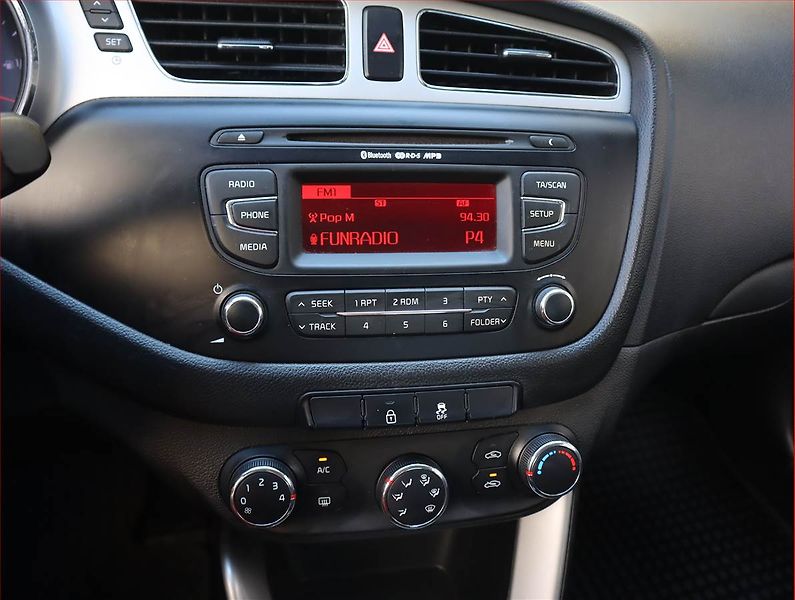 Kia Ceed (2014) 1.4 CVVT, Tempomat - fotka 12 z 17