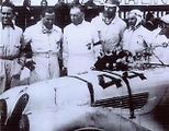 Vůz BMW 328 při závodě 24 hodin v belgickém Spa v roce 1938. Třetí zleva je Ralph Roese.