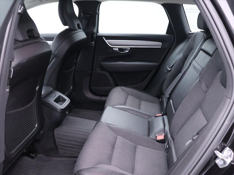 Volvo V90 2,0 D4 140kW Aut. AWD Momentum - fotka 13 z 30