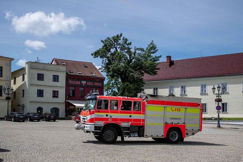 Záchranné složky policie a hasičů na frýdeckém náměstí, 17. června 2024, Frýdek-Místek.