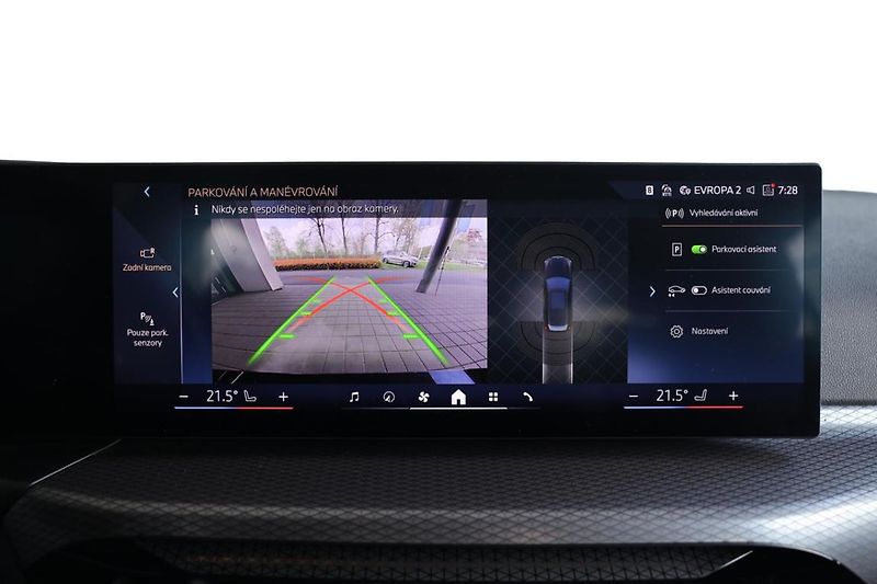 BMW Řada 3 330i xDrive Touring - fotka 12 z 21