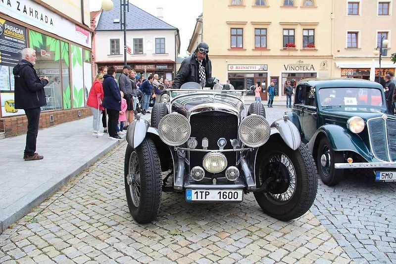 Automobiloví a motocykloví veteráni se rozloučili s letošní sezonou. Start spanilé jízdy Přerovskem byl na náměstí v Lipníku. Neděle 2. září 2023