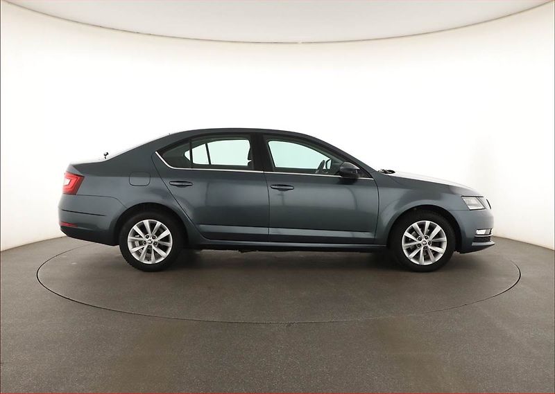 Škoda Octavia (2018) 1.6 TDI, Tempomat - fotka 6 z 14