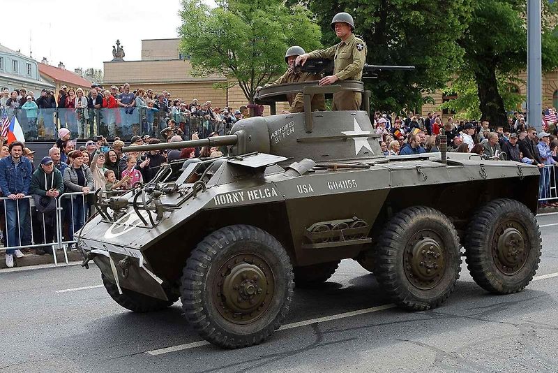 Plzní projel Konvoj svobody. Stovky kusů historické vojenské techniky v neděli projely z Bor do centra města. Ulice lemovaly tisíce diváků.