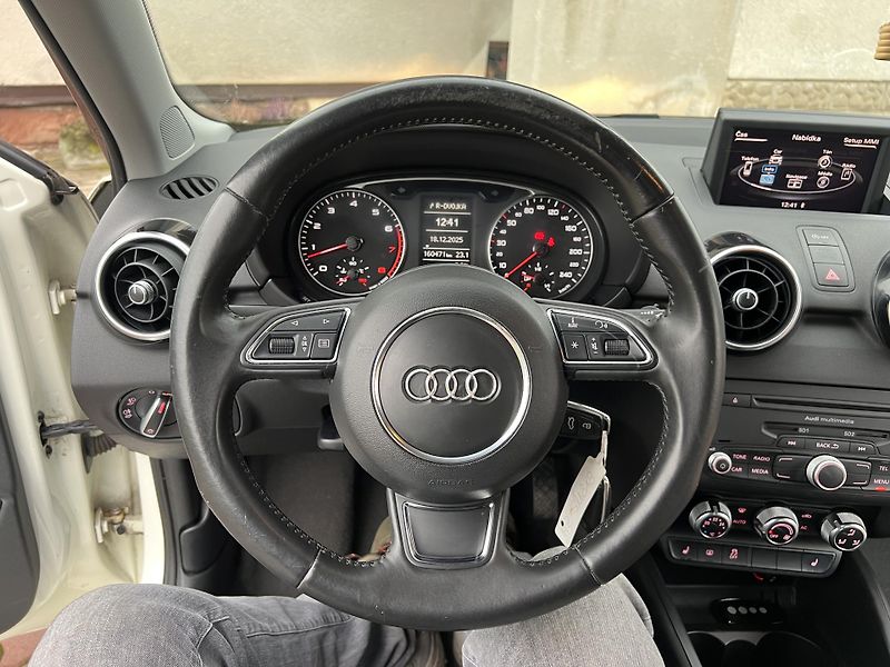 Audi A1 1.2TFSI 63KW,KůŽE,NAVI,2xALU - fotka 32 z 42