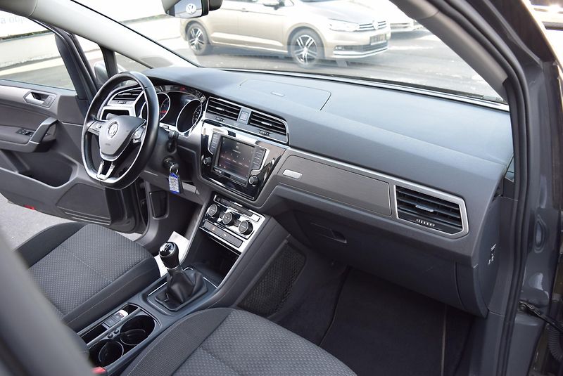 Volkswagen Touran (2017) 1.4TSI 110kw CLBMT NAVI TAŽNÉ - fotka 32 z 48