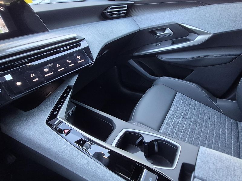 Peugeot 5008 (2026) BUSINESS Hybrid 145 e-DCS6 - fotka 22 z 25