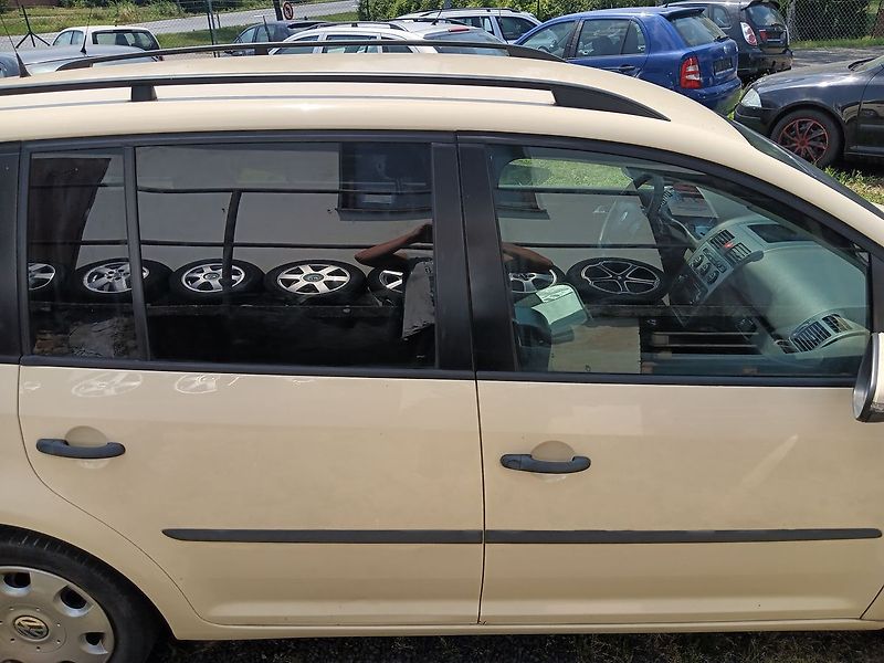 Volkswagen Touran 1.9 TDI Highline 7místný - fotka 6 z 24