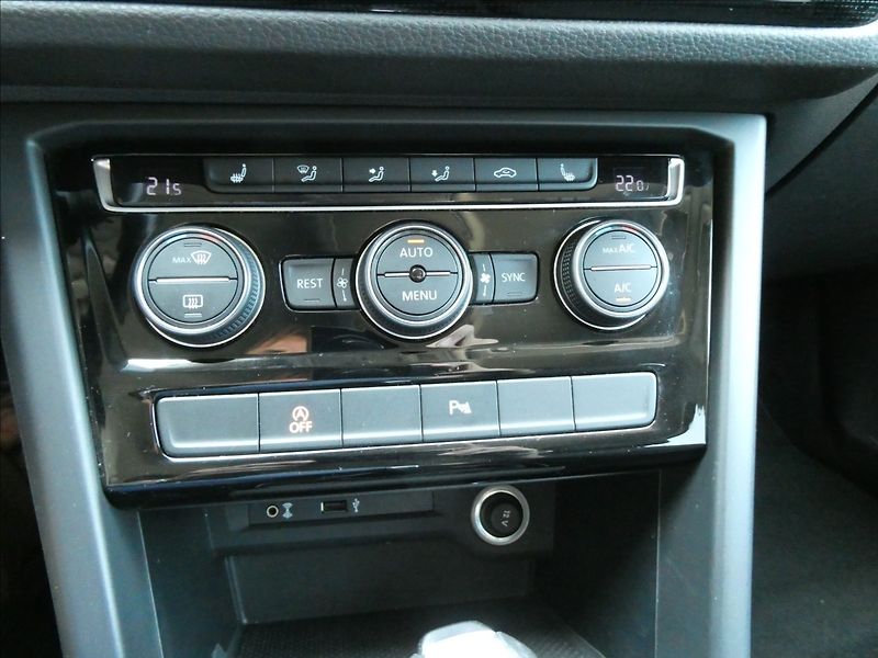 Volkswagen Touran 1,4 TSi 110kW DSG, navi, závěs - fotka 30 z 43