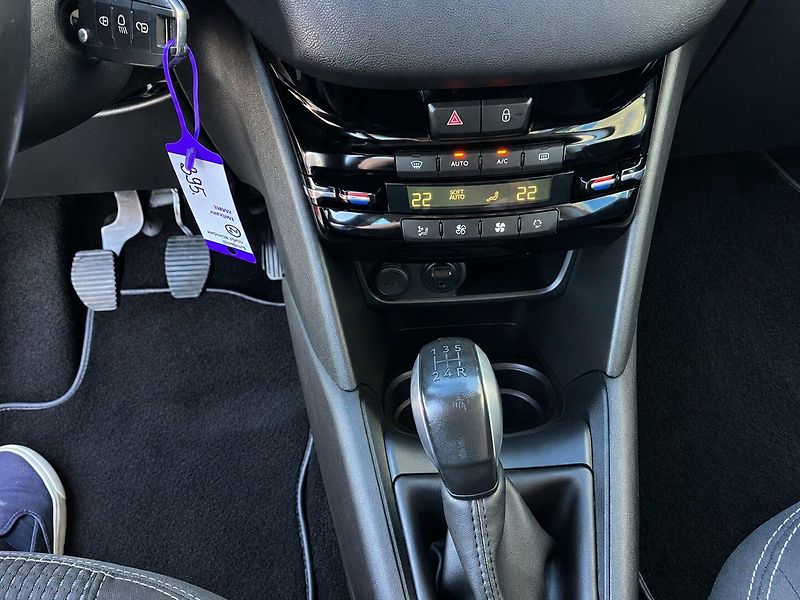 Peugeot 208 1,2I (81Kw)*MÁLO NAJETO* - fotka 11 z 15