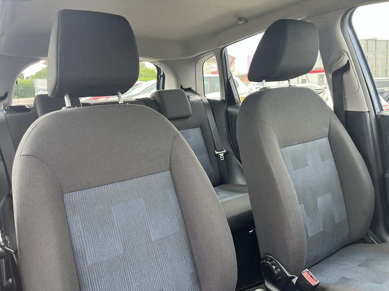 Ford Fiesta 1.3i 51Kw ČR TAŽNÉ KLIMA - fotka 27 z 36