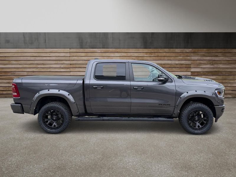 Dodge RAM (2022) +LARAMIE+VZDUCH+OFFROAD PAKET+ - fotka 2 z 23