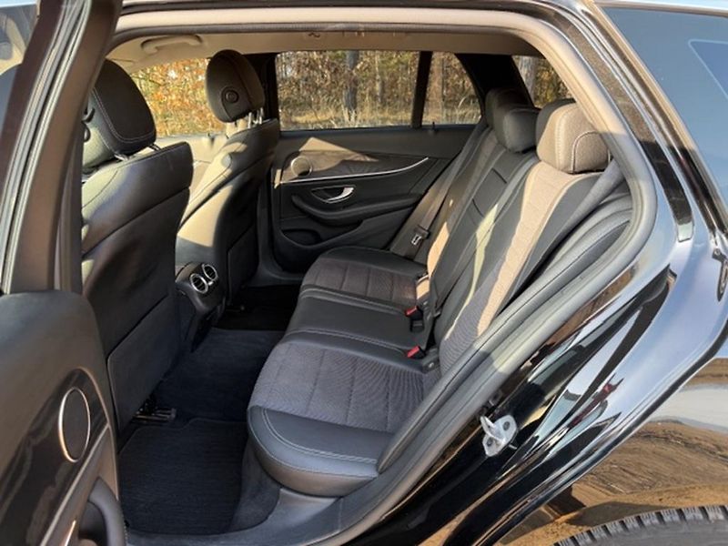 Mercedes-Benz Třídy E E 220D 4MATIC, AMG PAKET - fotka 13 z 35