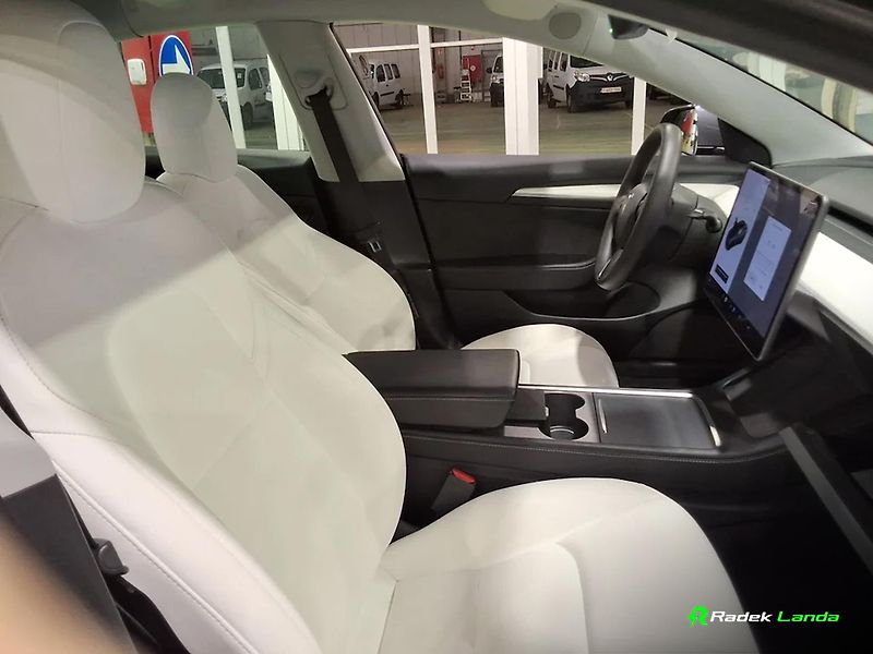 Tesla Model 3 (2021) LR AWD 75 kWh | Bílý interiér - fotka 5 z 6