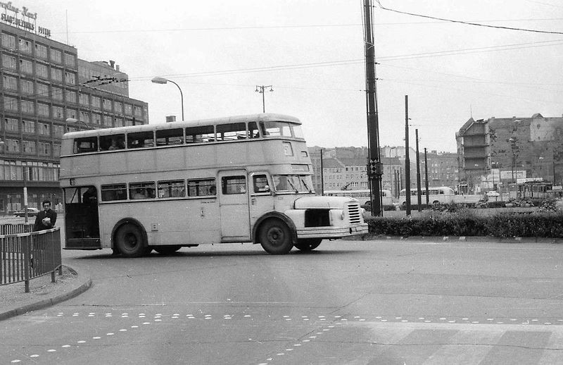 Nejen na Britských ostrovech jsou známé patrové autobusy. Vyráběly se i v někdejší NDR. Na snímku je řada patrových autobusů u nádraží ve východním Berlíně.