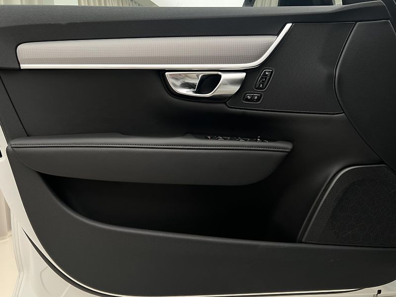 Volvo V90 T6 AWD DARK PLUS RECHARGE AUT - fotka 7 z 46