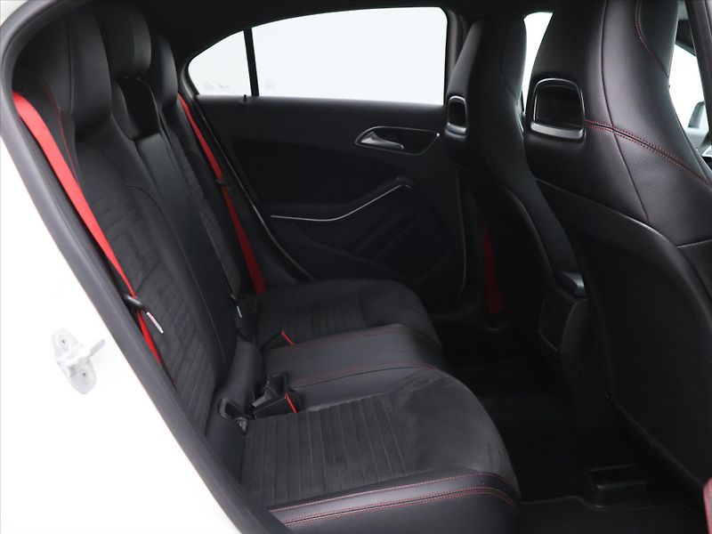 Mercedes-Benz Třídy A 2,0 45 265 kW 4Matic AMG Aut. - fotka 13 z 33