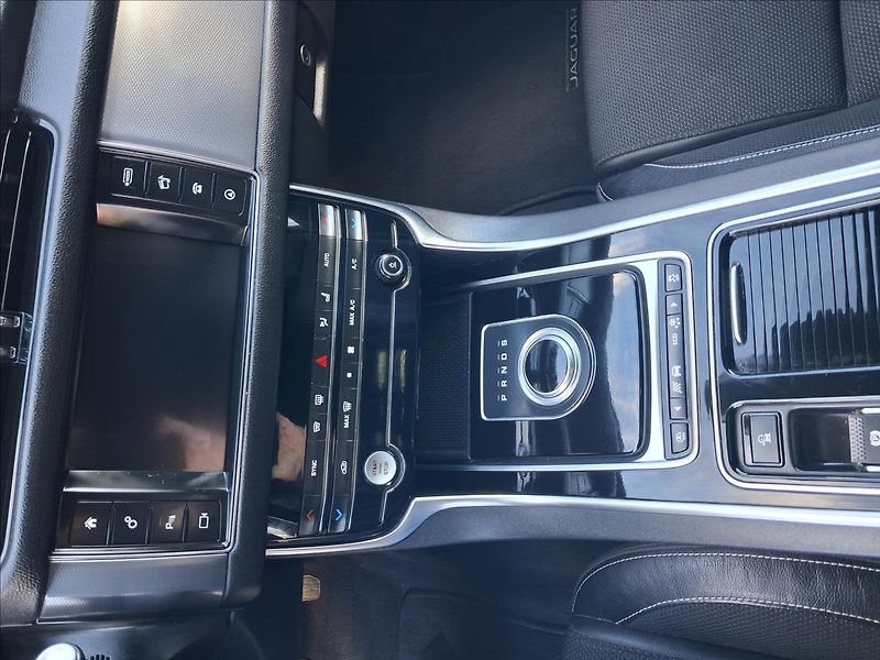 Jaguar XF 2,0 177kw, R-Sport - fotka 15 z 16