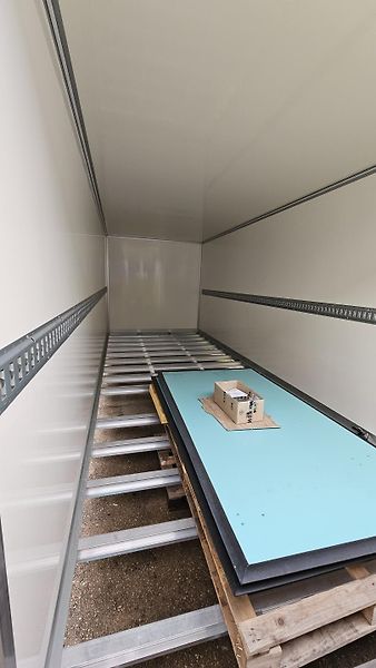 Ostatní (2025) izolovaná skříň - fotka 3 z 4