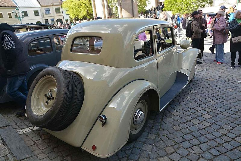 Automobiloví a motocykloví veteráni se vydali v neděli na tradiční jízdu Ze zámku na hrad. Start byl na Horním náměstí v Přerově, kde si lidé užili bohatý program.