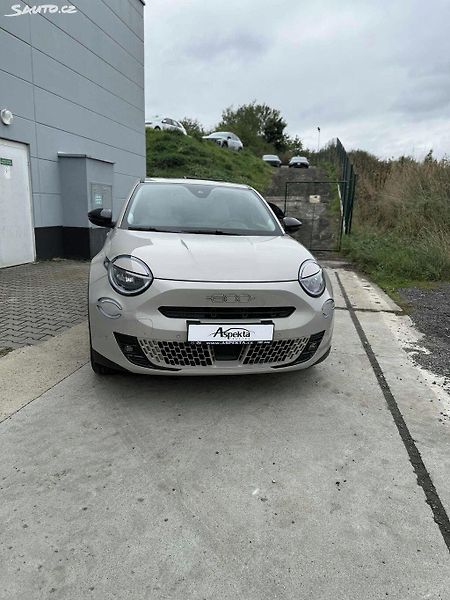 Fiat 600e 600 La prima 54 kWh - fotka 2 z 10